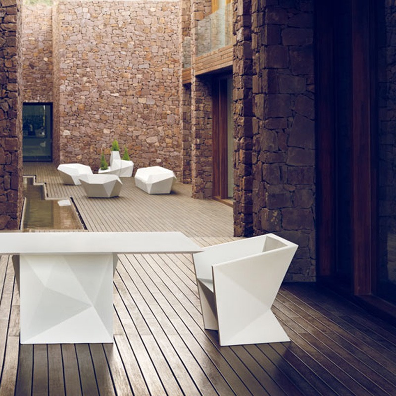 Faz AR table and chairs for outdoors
