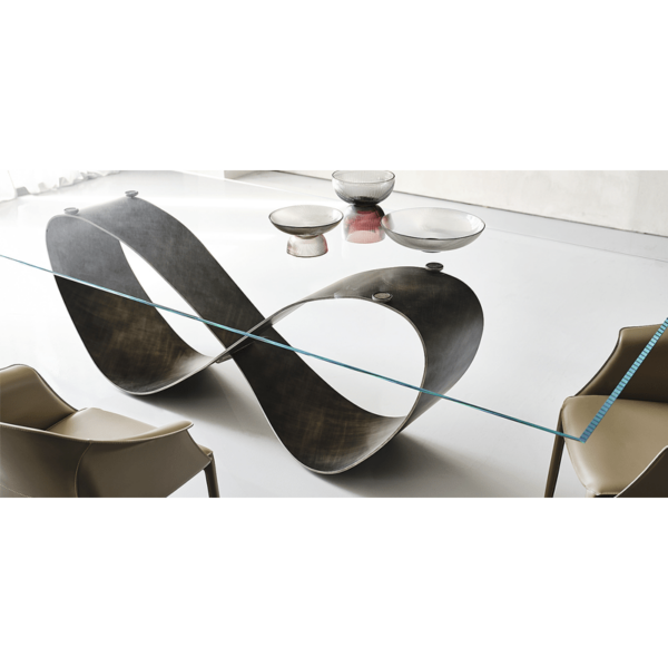 Butterfly dining table in a showroom, very close detail on the materials by Cattelan Italia